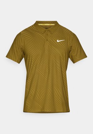 Polo verde oliva con motivo a onde testurizzato. Presenta un colletto, una patta con tre bottoni e il logo Nike a forma di swoosh bianco sul petto.