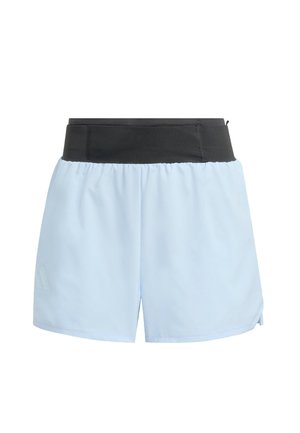 Jasnoniebieskie sportowe spodenki z szerokim czarnym elastycznym paskiem w talii i małym logo na lewej nodze, pokazane z przodu na białym tle.
