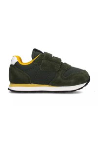 Sneaker verde in suede e mesh con una fascia in velcro, dettagli gialli, suola bianca e suola in gomma nera. Design atletico classico.