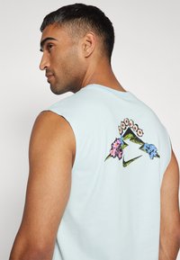 Nike Performance TEE TRAIL ENERGY - Topp - glacier blue