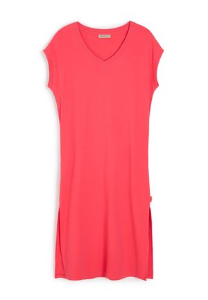 Sukienka z dekoltem w kształcie litery V i krótkimi rękawami w jasnym koralowym kolorze, wykonana z miękkiego materiału, z bocznymi rozcięciami dla swobody ruchów oraz prostym krojem.
