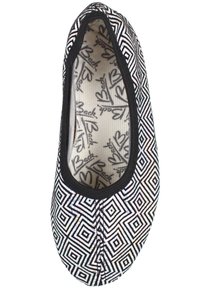 Zwart-witte geometrische platte schoen met een zigzagpatroon, elastische rand en een zachte binnenkant met gedrukte branding.