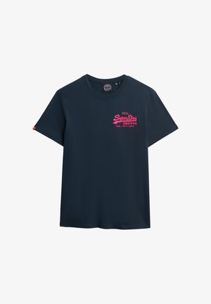 Granatowa bawełniana koszulka z krótkimi rękawami, okrągłym dekoltem i różowym nadrukiem "REAL SuperDry" na piersi.