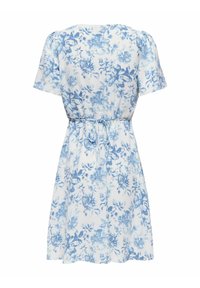 Robe blanche à manches courtes avec imprimé floral bleu, taille cintrée avec une fine ceinture, et ourlet arrivant au genou.
