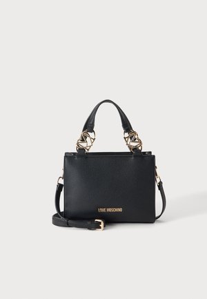Sac à main noir texturé avec des poignées en forme de cœur dorées et le logo "Love Moschino" en or sur le devant, avec bandoulière amovible.