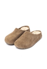 Zapatillas de ante marrón sin cordones, con un suave forro de piel, punta redondeada y suela de goma flexible. Diseño simple y limpio sin adornos.