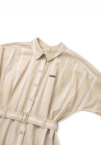 Abito chemisier a righe beige con colletto classico, chiusura anteriore con bottoni, maniche corte e cintura staccabile con fibbia dorata rettangolare.