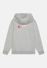 Szara bluza z kapturem wykonana z miękkiego materiału. Na plecach znajduje się różowo-pomarańczowe liniowe logo Nike. Długie rękawy i ściągacze przy mankietach.