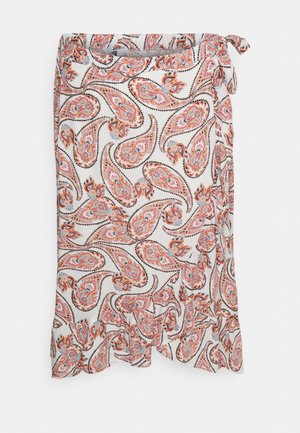 Jupe portefeuille à imprimé cachemire en tissu léger avec des motifs rouille, orange et bleu. Dotée d'un lien à la taille et d'une ourlet à volants.