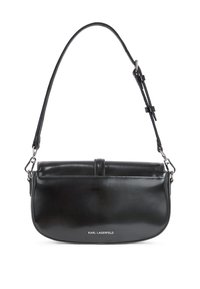 Borsa a spalla in pelle nera con finitura liscia, patta frontale, tracolla regolabile e hardware metallico. Presenta un logo sul davanti.