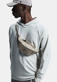 On WAIST PACK 2L LITE   - Ledvinka - sand