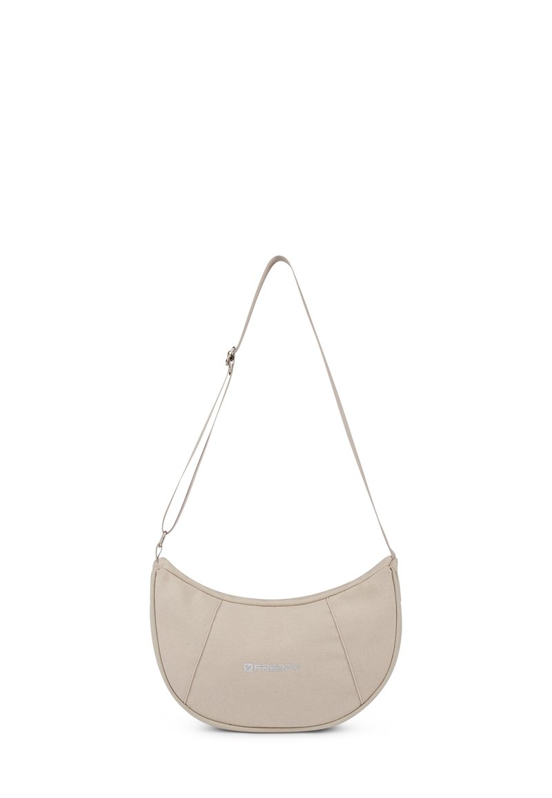 Borsa a tracolla beige con forma curva, materiale in tessuto, cuciture a vista e logo argentato sulla parte anteriore. Inclusa una tracolla regolabile.