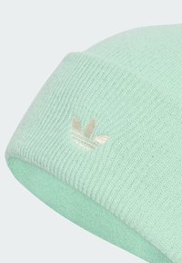 Mintgrønt ribbet strikbeanie med et lille hvidt Adidas trefoil-logo broderet på den forreste kant.