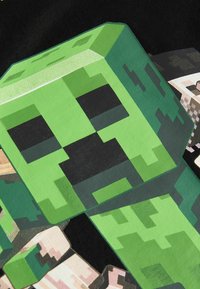 Grünes, pixelartiges Wesen mit markanten quadratischen Merkmalen, schwarzen Augen und hellgrauen Akzenten auf schwarzem Hintergrund. Spielthemen-Design.