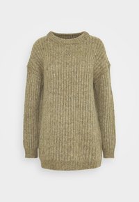 Strickpullover in einem sanften Olivgrün mit gerippter Textur, langen Ärmeln und einem weiten Rundhalsausschnitt. Weiches, warmes Material.