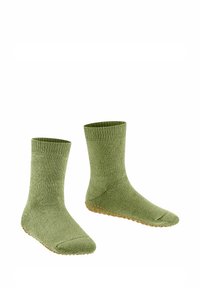 Chaussettes en coton vert avec des bords côtelés, un ajustement serré et des grips à pois orange sur la semelle pour plus de traction. Design court à hauteur de cheville.