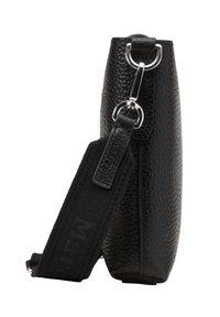 Schwarze, strukturierte Lederhandtasche in rechteckiger Form, mit silbernem Zubehör und einem abnehmbaren, geflochtenen Schulterriemen für vielseitige Trageoptionen.
