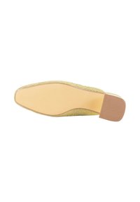 Zapato amarillo de tejido, tipo slip-on, con punta afilada, suela de goma y un tacón bajo y texturizado. La parte superior presenta un patrón de fibra natural.