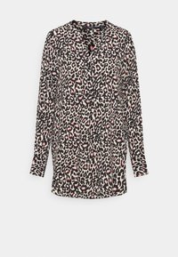 Långärmad blus för kvinnor med svart och rosa leopardmönster på en beige bakgrund, kraglös halsringning och knäppt fram.