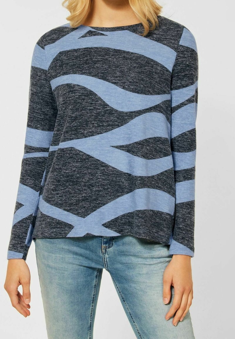 Pull à manches longues avec une base grise et un motif bleu ondulé, en tissu doux, offrant une coupe décontractée et des poignets côtelés.