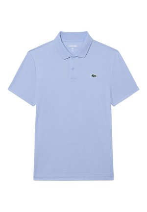 Polo à manches courtes bleu clair avec col, deux boutons, et logo crocodile vert sur la poitrine gauche.