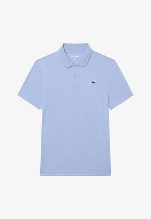 Polo à manches courtes bleu clair avec col, deux boutons, et logo crocodile vert sur la poitrine gauche.