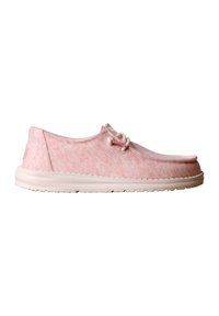 Chaussure décontractée rose clair à lacets avec dessus en tissu texturé et semelle en caoutchouc blanche, montrée en profil latéral sur fond blanc.