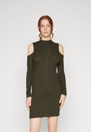 Gestricktes, langärmeliges Kleid in dunkelolivgrün mit hohem Hals und Cutouts an den Schultern, ausgestattet mit strukturiertem Rippstrick und figurbetonter Passform.