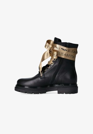 Zwarte leren enkelboot met een chunky zool, voorzien van een zijrits en gouden veters met de opdruk "ELISABETTA." Gladde, matte afwerking.