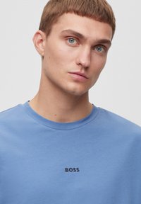 BOSS TCHUP - Jednoduché tričko - open blue