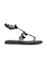 Ploché sandály s černým podkladem, koženými popruhy v odstínu tan, kulatými kovovými akcenty a s detailním lemem se studny. Design s otevřenou špičkou a popruhem kolem kotníku.