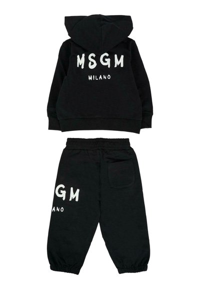 Czarny zestaw dresowy dla dzieci składający się z bluzy z kapturem i spodni dresowych, z białym napisem "MSGM Milano" na plecach i lewym nogawce, elastycznymi mankietami oraz kieszenią z tyłu spodni.
