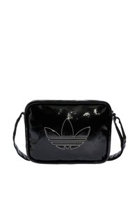 Borsa sintetica nera con una texture lucida, forma rettangolare e un logo a righe argento sul frontale, dotata di una tracolla rimovibile.