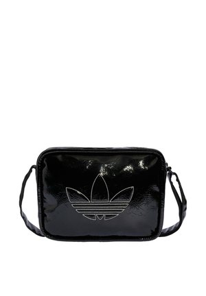 Borsa sintetica nera con una texture lucida, forma rettangolare e un logo a righe argento sul frontale, dotata di una tracolla rimovibile.