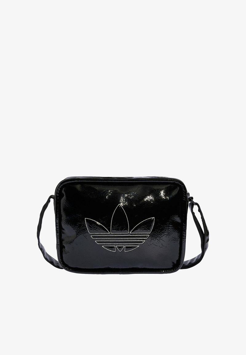 Borsa sintetica nera con una texture lucida, forma rettangolare e un logo a righe argento sul frontale, dotata di una tracolla rimovibile.