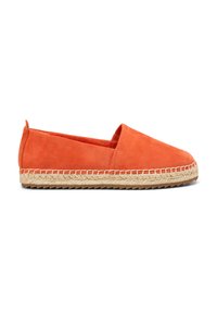 Espadrille en daim orange avec un design fermé et une semelle entourée de jute. Présente un fond plat et texturé avec un minimum de détails.
