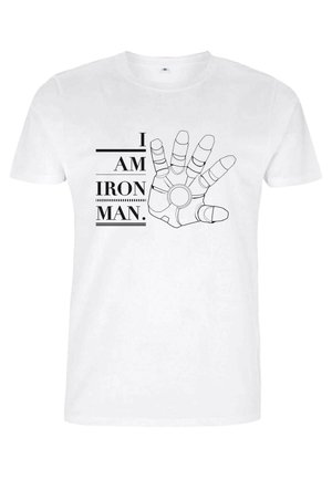 Bílý tričko s černou grafikou ruky a textem "JSEM IRON MAN." v tučném bezpatkovém písmu.