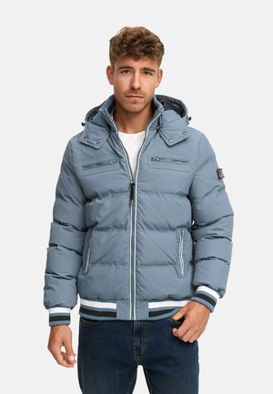 Blauer Pufferjacke mit Reißverschluss, zwei Brusttaschen, Kapuze und gestreiften Bündchen. Glatte Textur mit leicht glänzendem Finish.