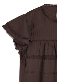 Brązowa bawełniana bluzka z teksturowanym prążkiem, koronkowym wykończeniem na rękawach i dolnej krawędzi oraz marszczonymi sekcjami dla dodatkowego efektu.