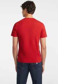 Guess Jeans LOGO - Tričko s potlačou - rot