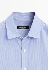 Camicia a righe blu e bianche con bottoni e colletto classico; presenta un'etichetta con la scritta "Massimo Dutti" e la dicitura made in Turkey.