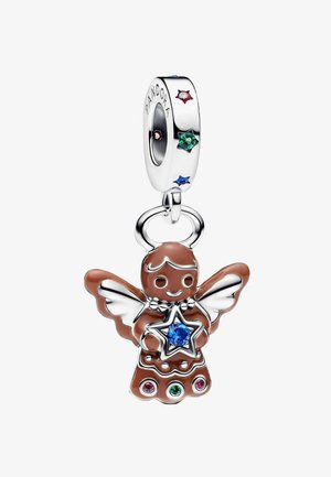 Charm Pandora représentant une figurine de pain d'épice avec un émail marron, des ailes en argent et des pierres précieuses colorées. Détails comprenant une étoile et un trio de pierres.
