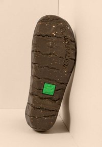 Suela de zapato de goma marrón con surcos texturizados y motas. Presenta un logo de rana verde y el nombre de la marca "EL NATURALISTA" grabado.