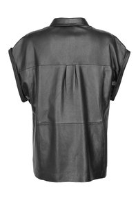 Sort læder top med korte ærmer og krave, med plisseret ryg og vandrette sømdetaljer. Glat tekstur og afslappet pasform.