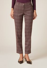 Pantalons ajustés à carreaux bordeaux et crème, dotés d'une coupe droite, de passants de ceinture et d'une fermeture à bouton unique.