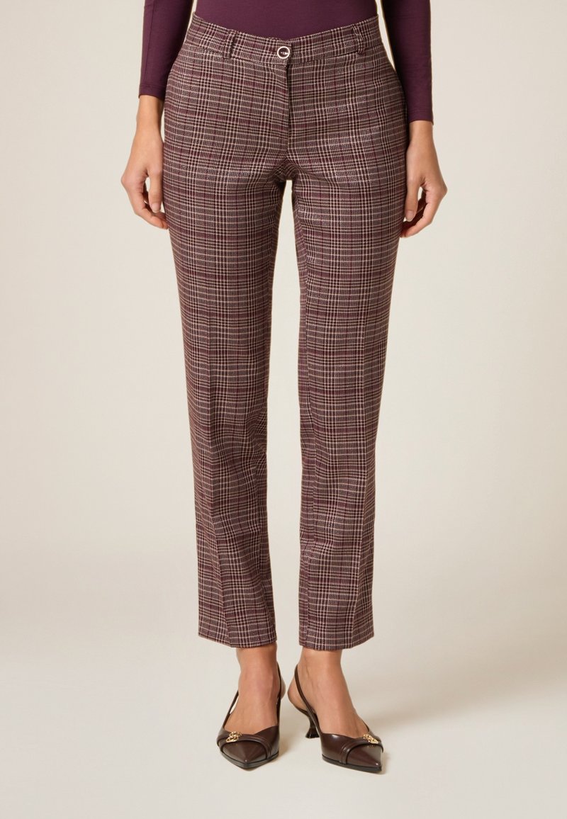 Pantalons ajustés à carreaux bordeaux et crème, dotés d'une coupe droite, de passants de ceinture et d'une fermeture à bouton unique.