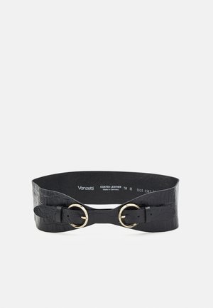 Ceinture large en cuir noir avec texture crocodile et deux boucles rondes dorées, fabriquée en Allemagne.