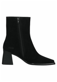 Stivaletto in suede nero con punta affusolata, zip laterale e tacco largo nero. Texture liscia senza motivi o dettagli visibili.