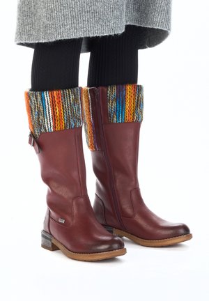 Rote kniehohe Lederstiefel mit einem strukturierten, gestrickten Bündchen in lebhaftem Orange, Blau und Braun. Seitlicher Reißverschluss und niedriger Holzabsatz.