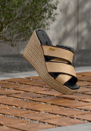 DKNY CRESSON WEDGE - Μιουλ με τακούνι - natural/black